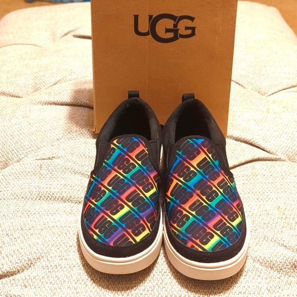 K Caplan Slip on Uggs - Picture 2 of 4